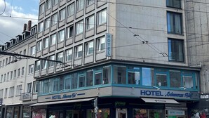 A multi-story hotel with a ground-level restaurant and a visible entrance. - Hotel Schwarzer Bär (Hannover)