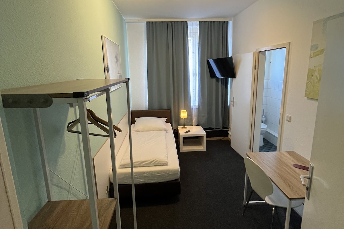Chambre Simple | Bureau, espace de travail pour ordinateur portable, rideaux occultants