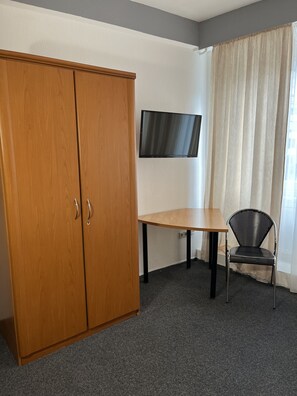 Double Room, 1 Double or 2 Twin Beds, Non Smoking | Desk, laptop workspace, blackout drapes, iron/ironing board - Hotel Schwarzer Bär (Hannover)