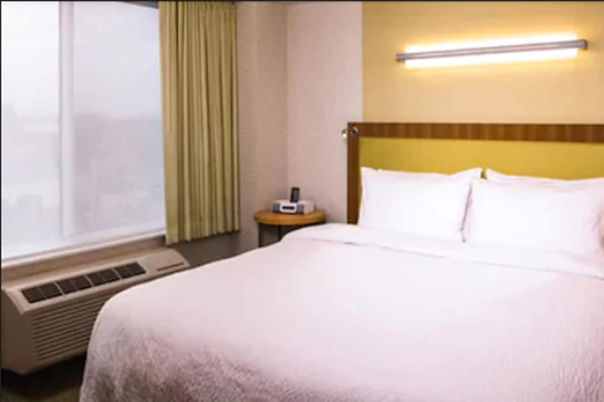 Meja kerja, setrika/meja setrika, dan tempat tidur bayi gratis