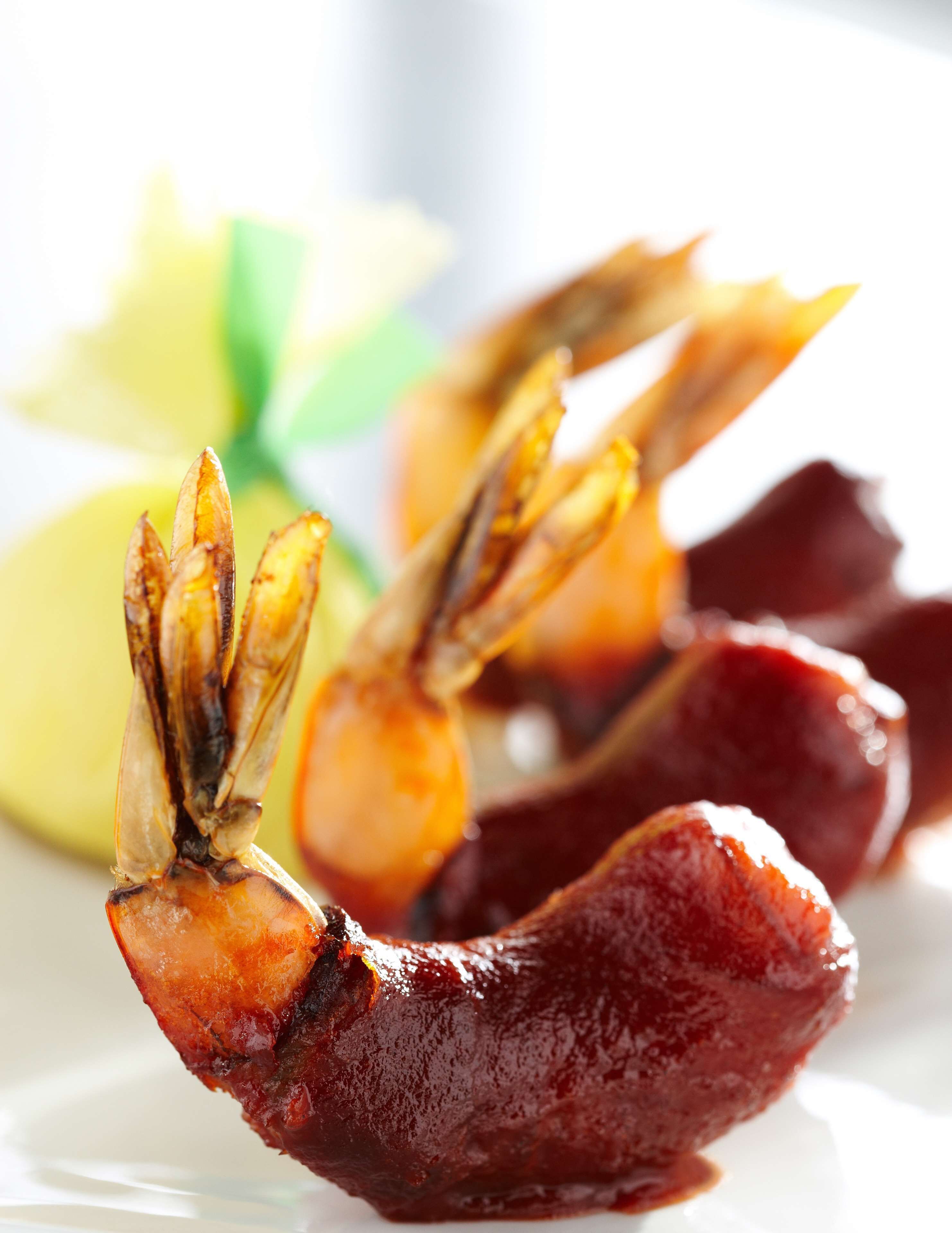 Une assiette de crevettes grillées et de lardons.