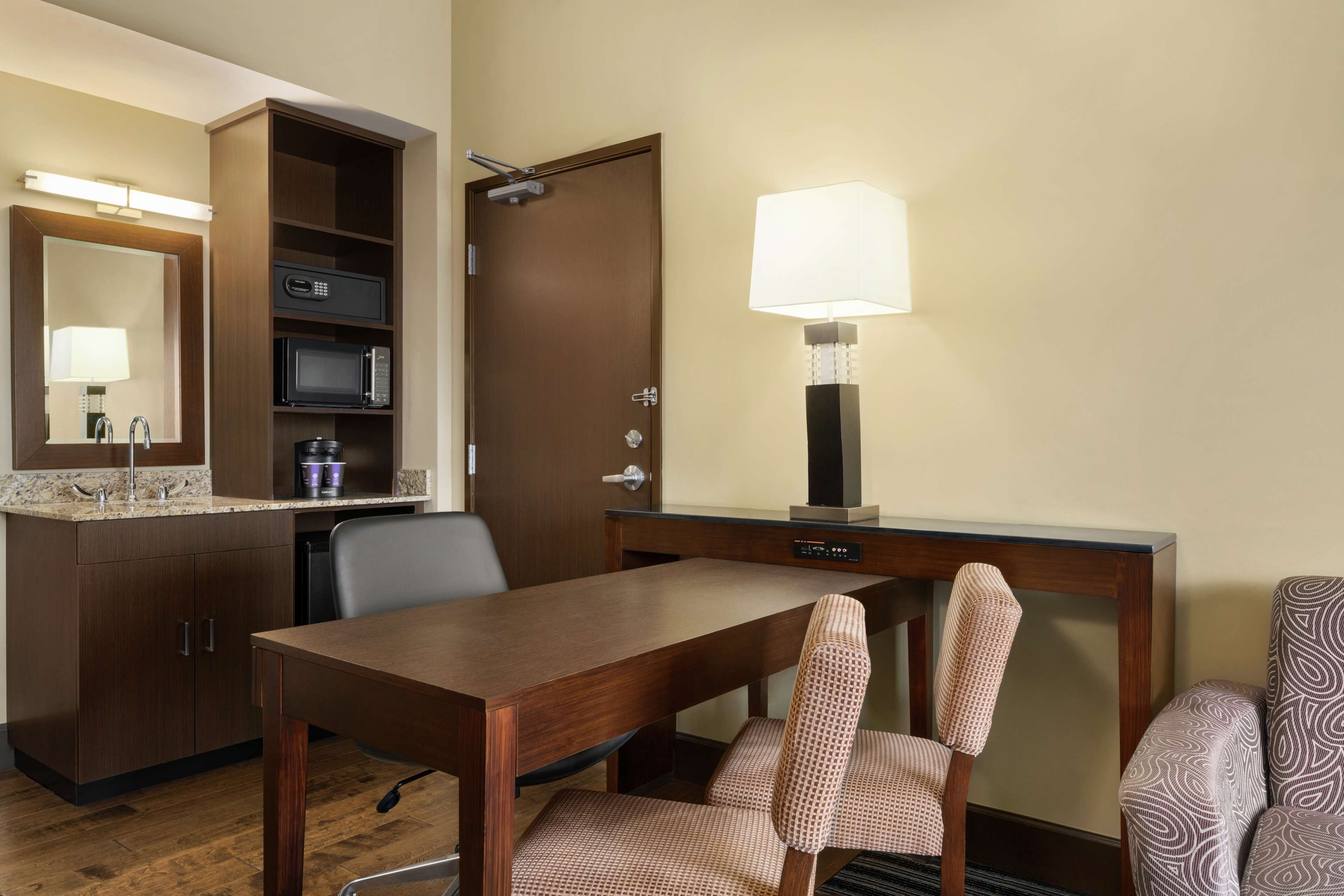 Premium bedding, in-room safe, desk, blackout curtains