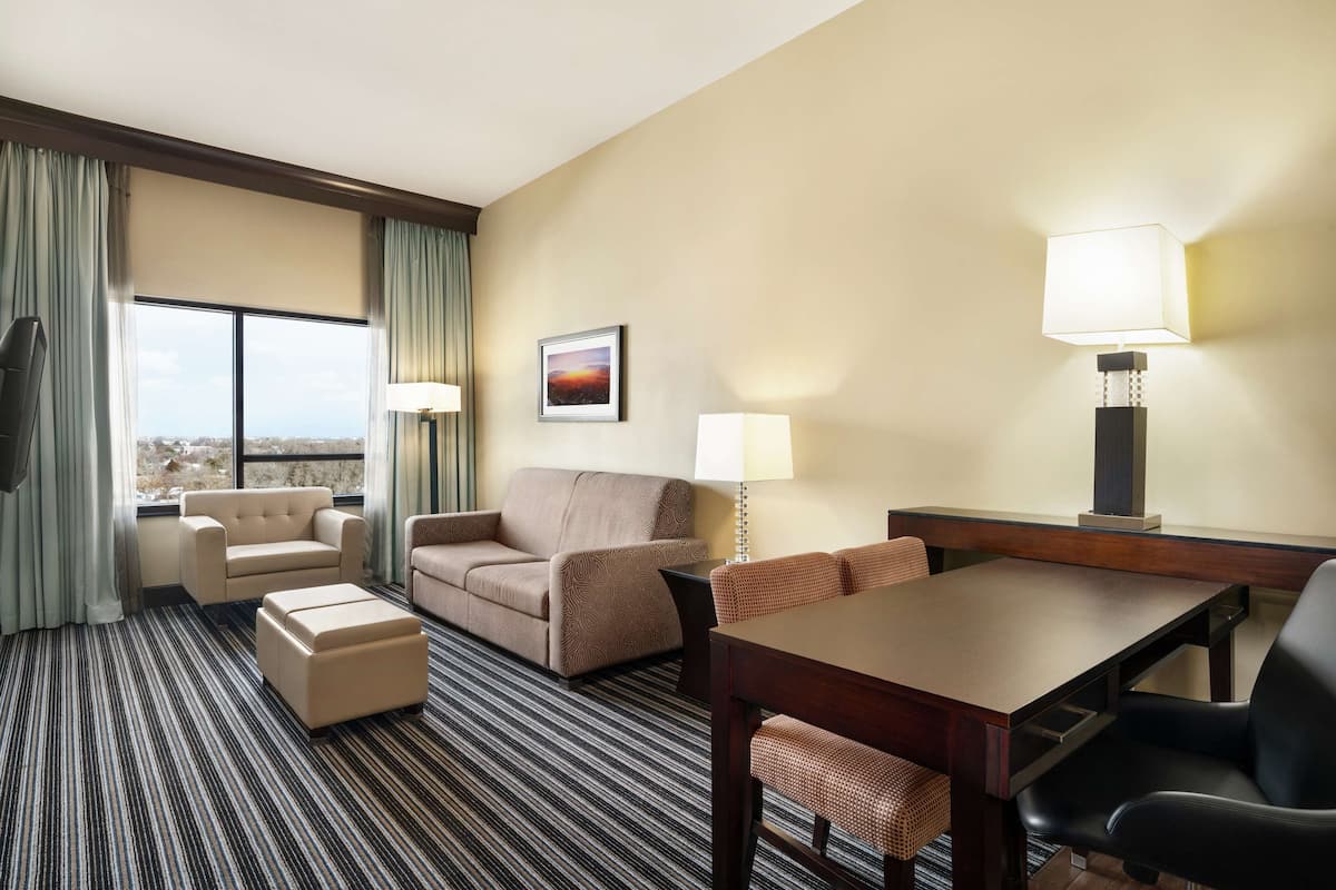 Premium bedding, in-room safe, desk, blackout curtains