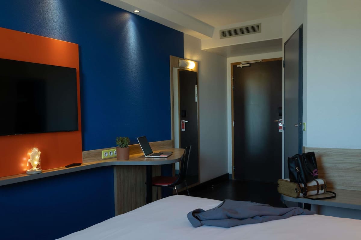 Premium bedding, pillow-top beds, in-room safe, desk