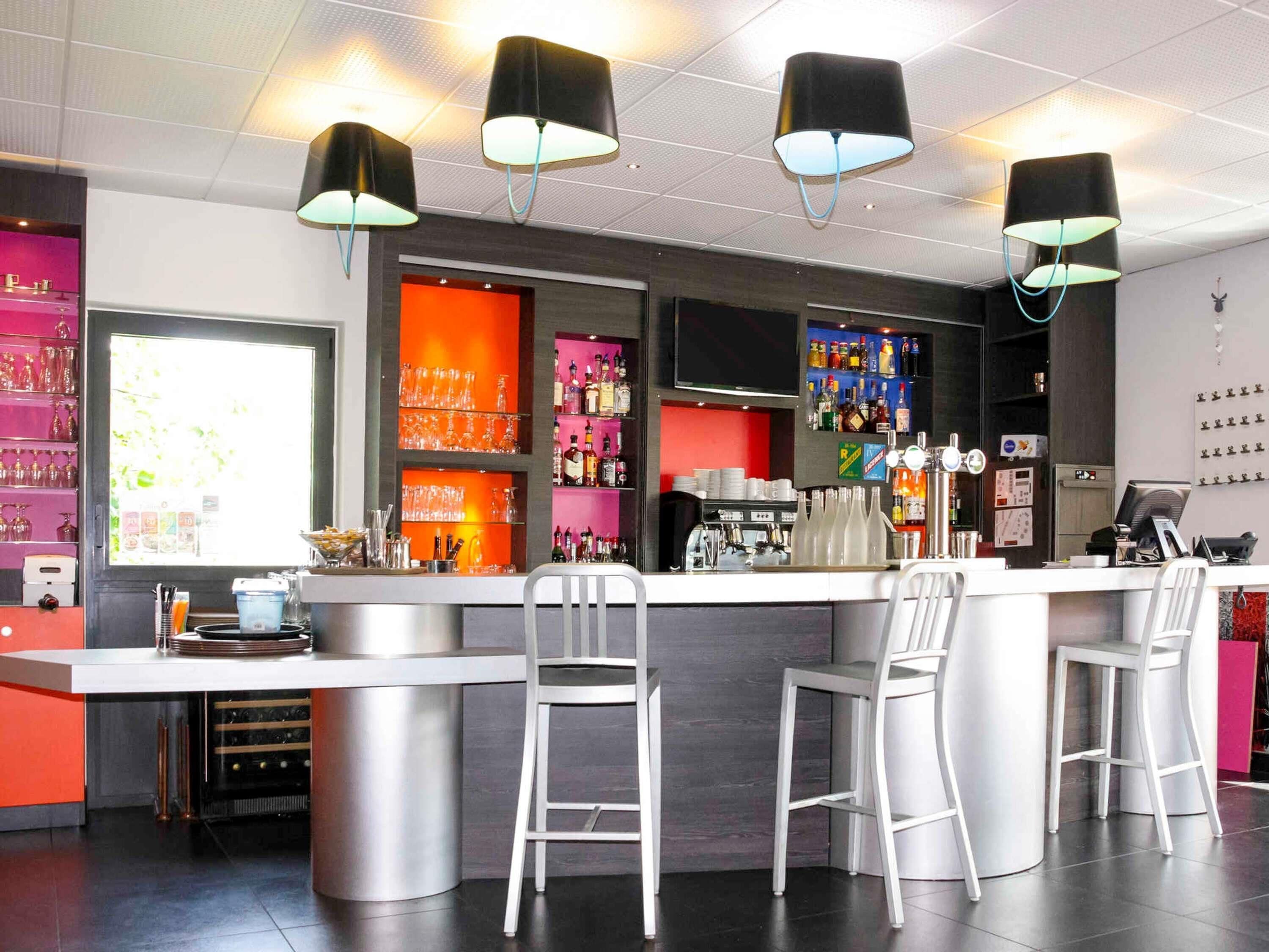 Bar (trong khuôn viên)
