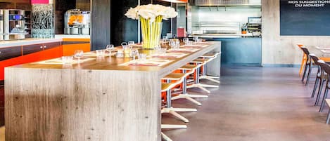 Se sirven comidas, cenas y cocina francesa