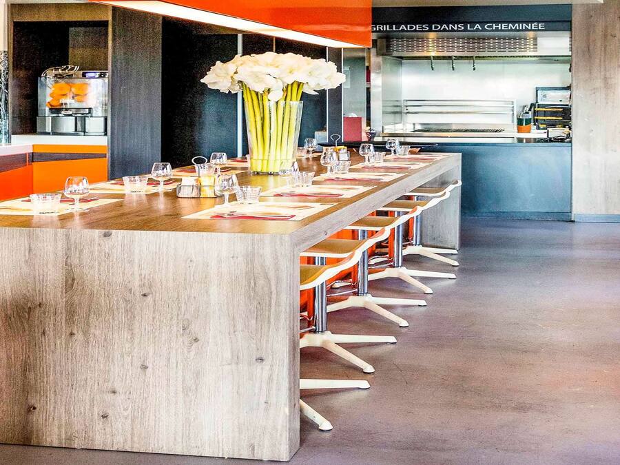 Déjeuner et dßner servis sur place, spécialités Cuisine française