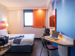 Standard Room, 1 Double Bed | Premium bedding, pillow-top beds, in-room safe, desk - ibis Styles Romans Valence Gare Tgv (Alixan)