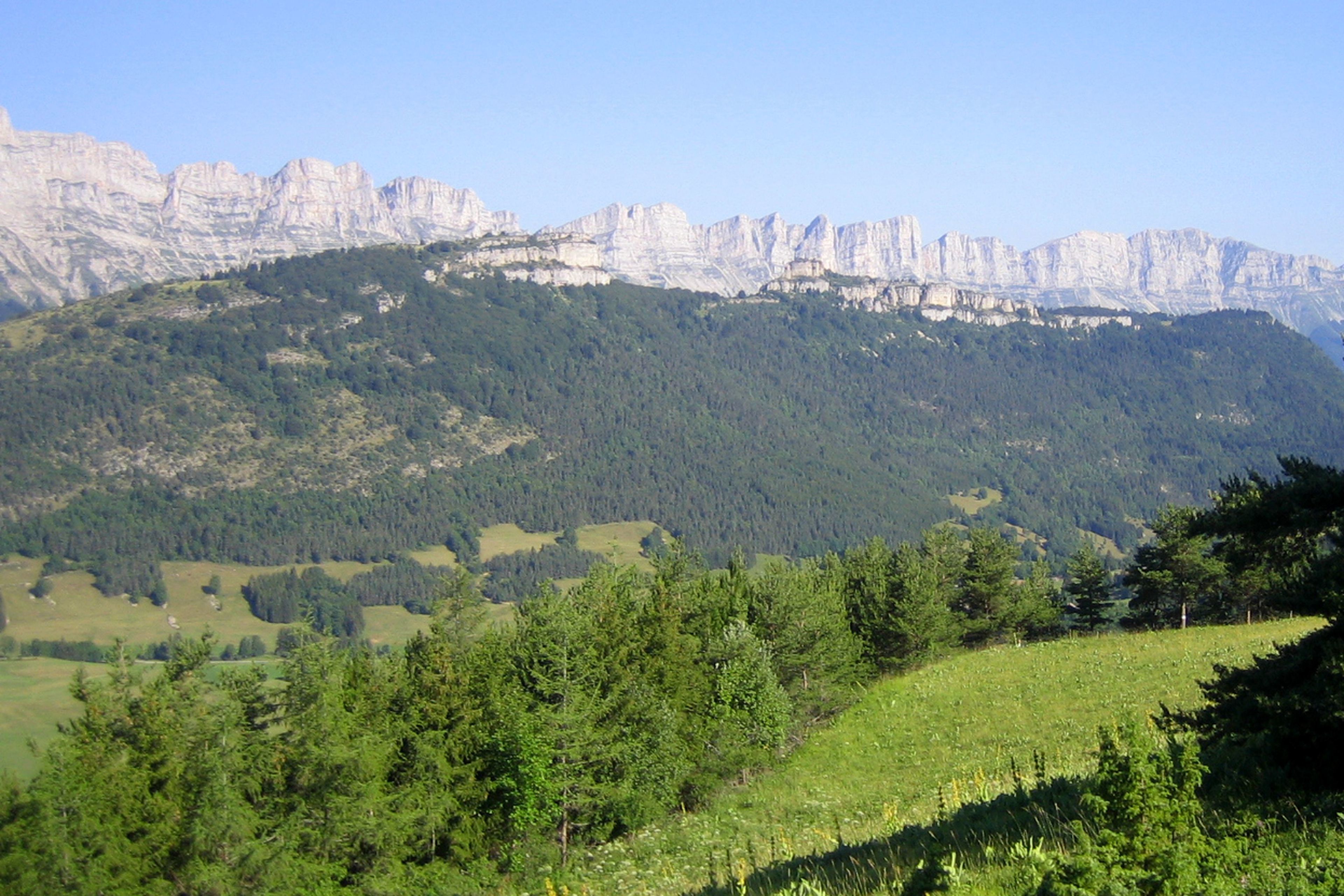 Un paysage montagneux sous un ciel dégagé.