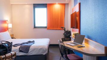 Habitación estándar, 1 cama doble | Ropa de cama de alta calidad y colchones con acolchado adicional
