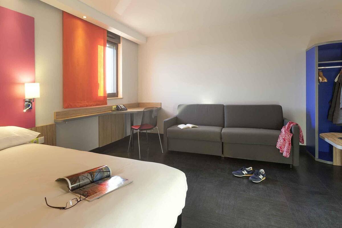 Chambre Familiale, 1 lit double et 1 canapé-lit | Literie de qualité supérieure, surmatelas