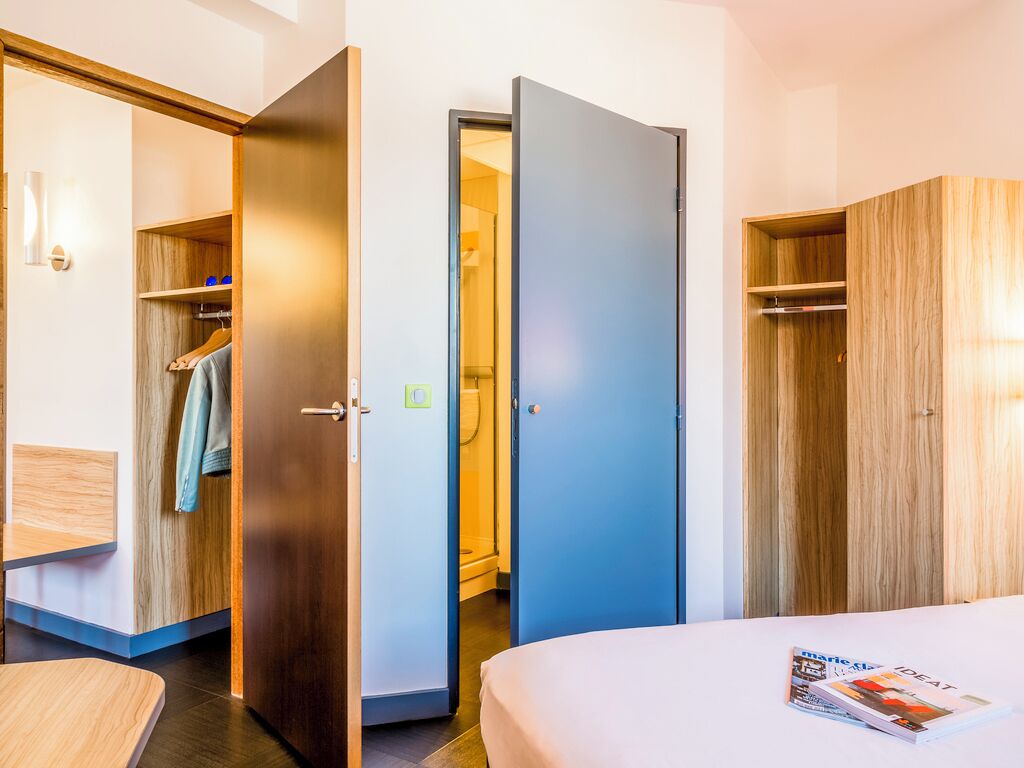 Standaard Twin kamer, 2 eenpersoonsbedden | Badkamer | Een douche,  milieuvriendelijk toiletgerief, een haardroger, handdoeken