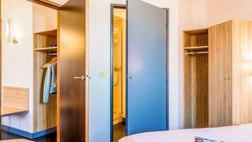 Standaard Twin kamer, 2 eenpersoonsbedden | Badkamer | Een douche, milieuvriendelijk toiletgerief, een haardroger, handdoeken