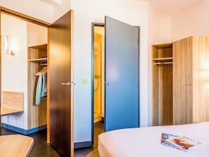 Standard Twin Room, 2 Single Beds | Bathroom