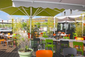 Der serveres frokost, aftensmad og franske retter