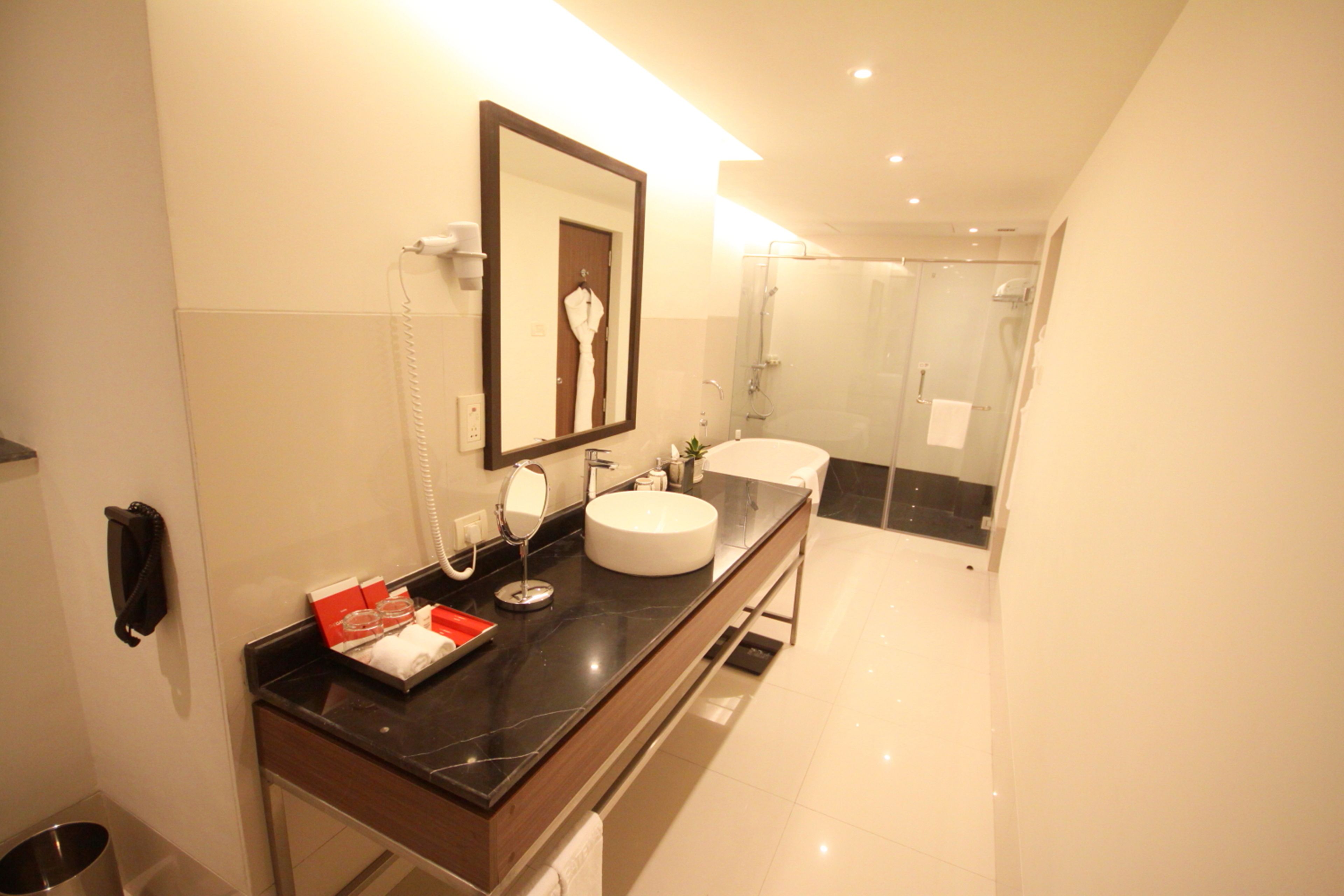 deluxe suite, 1 king bed, city view (one-way airport transfer included) | bathroom | free toiletries, hair dryer, bathrobes, slippers