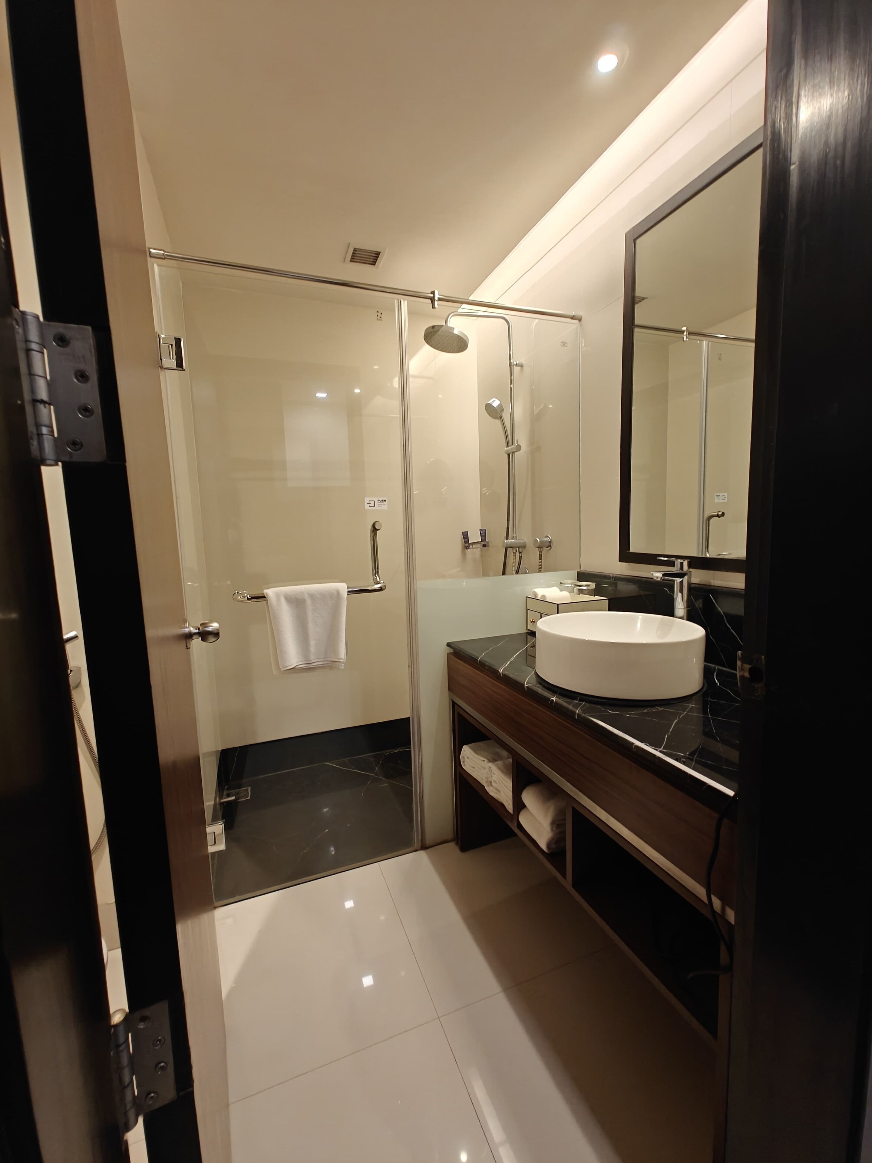 superior room, 2 single beds, city view | bathroom | free toiletries, hair dryer, bathrobes, slippers