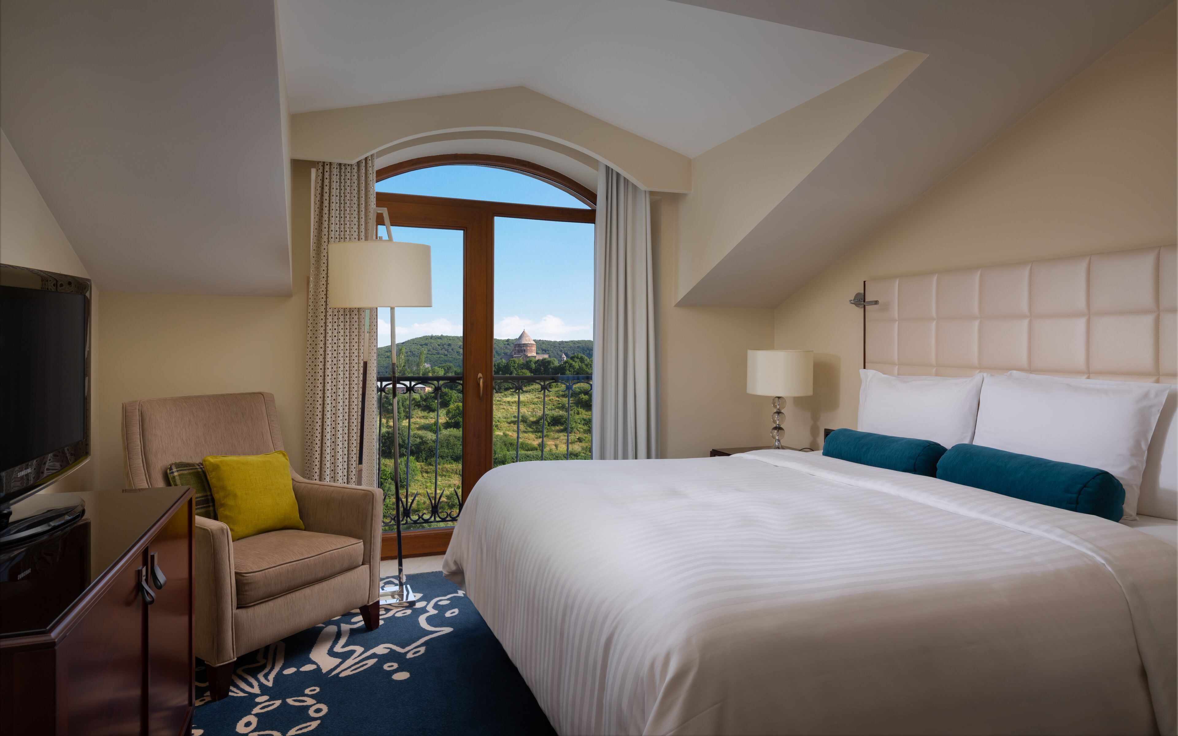 standard cottage, 1 king bed, non smoking | minibar, in-room safe, desk, soundproofing