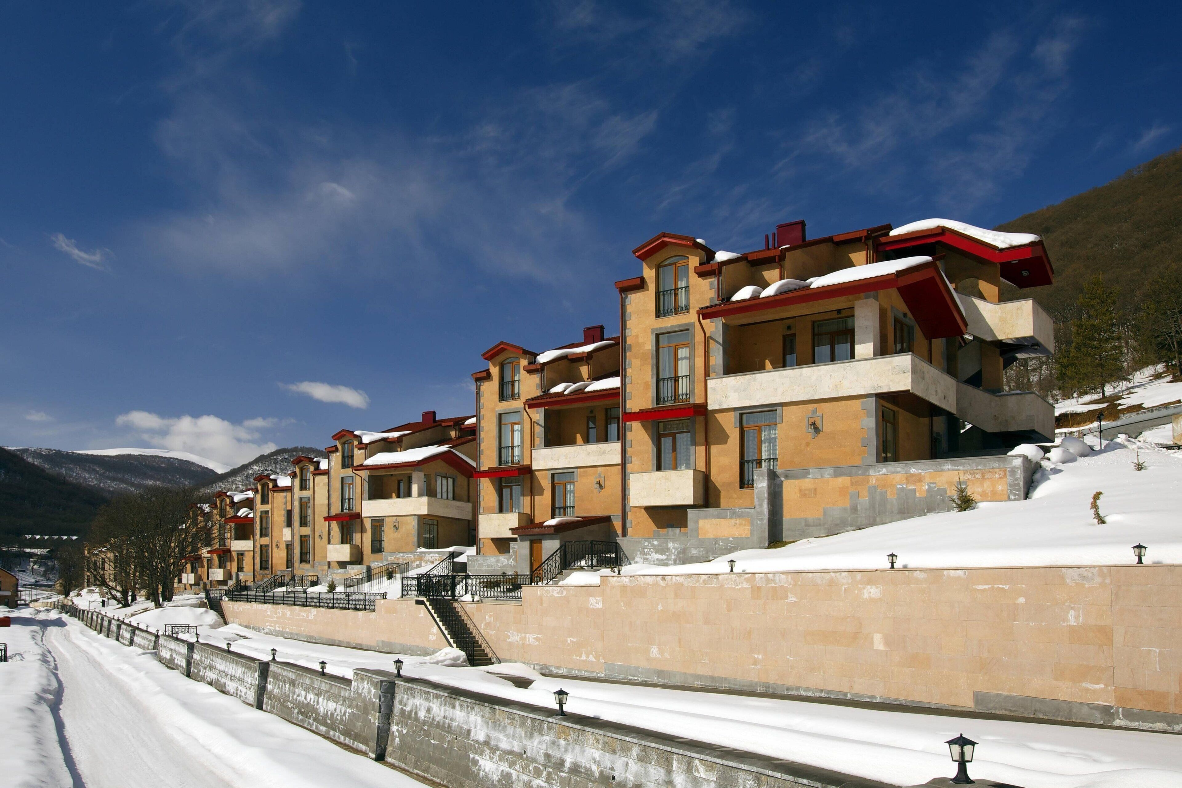 Minibar, caja de seguridad en la habitación y escritorio 