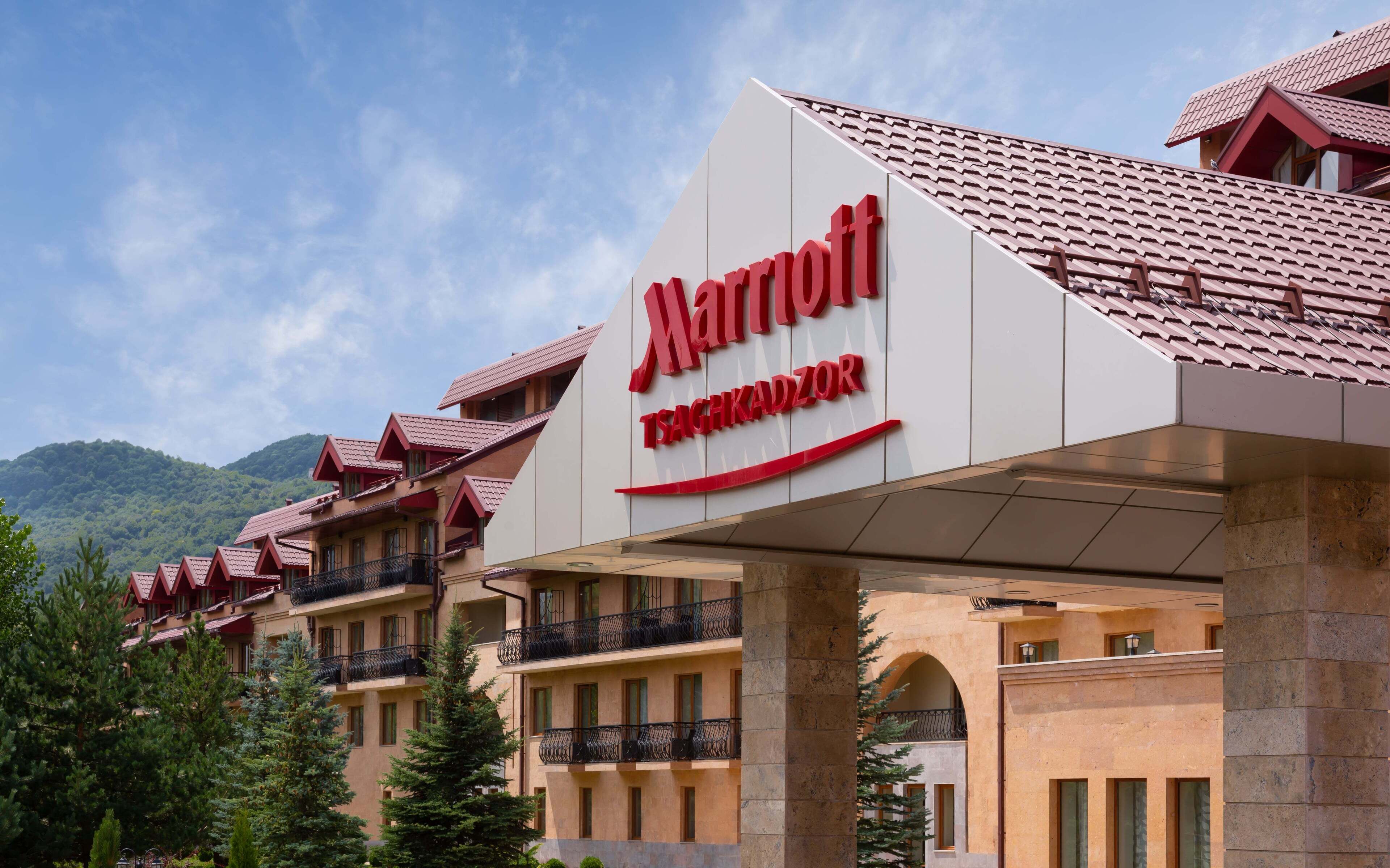 Un hotel Marriott de diseño moderno, con un llamativo letrero rojo y blanco.