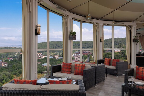 Breakfast, lunch and dinner served