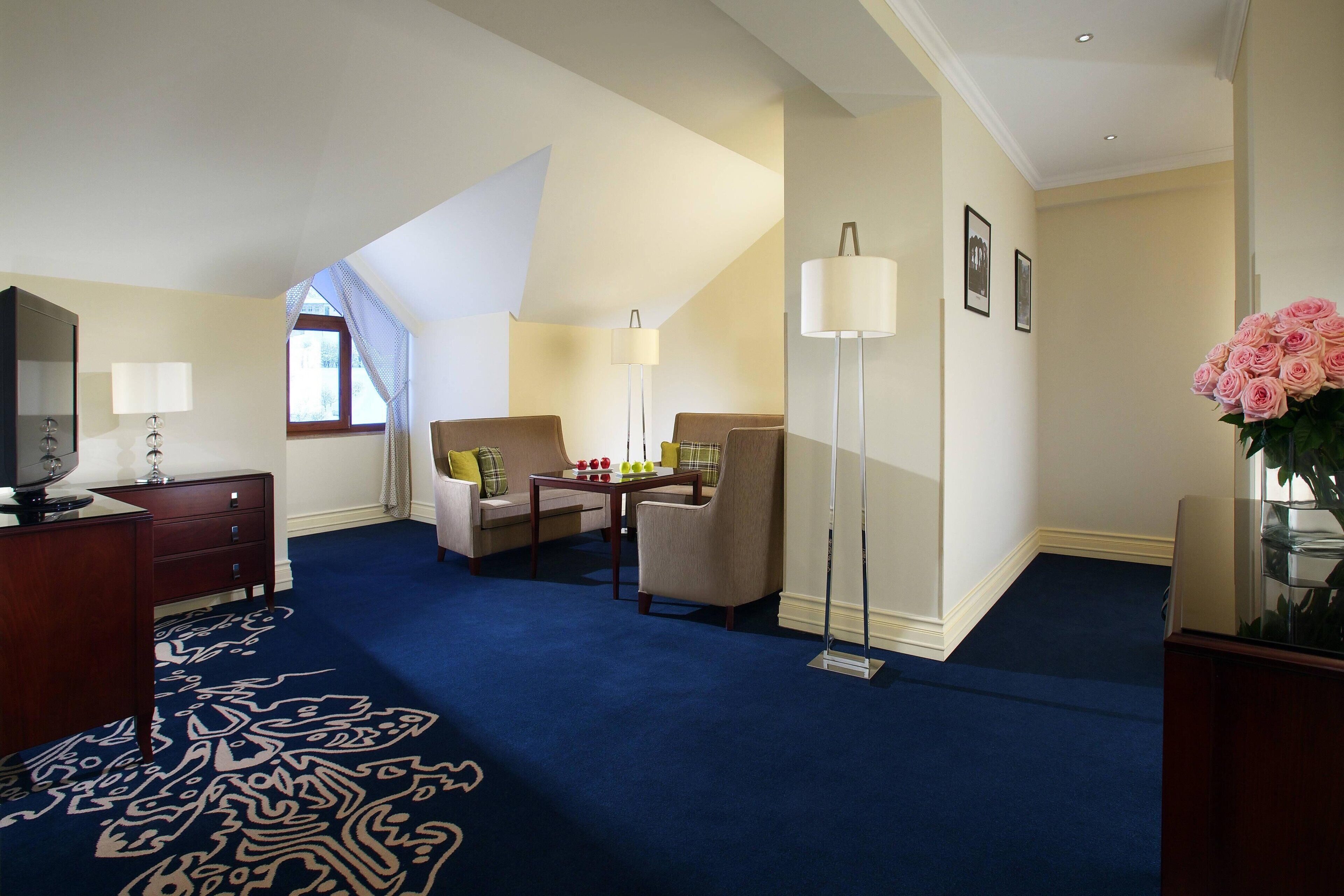 suite, 1 double bed, non smoking | living room | lcd tv