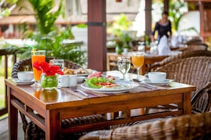 供應早餐、午餐、晚餐和早午餐