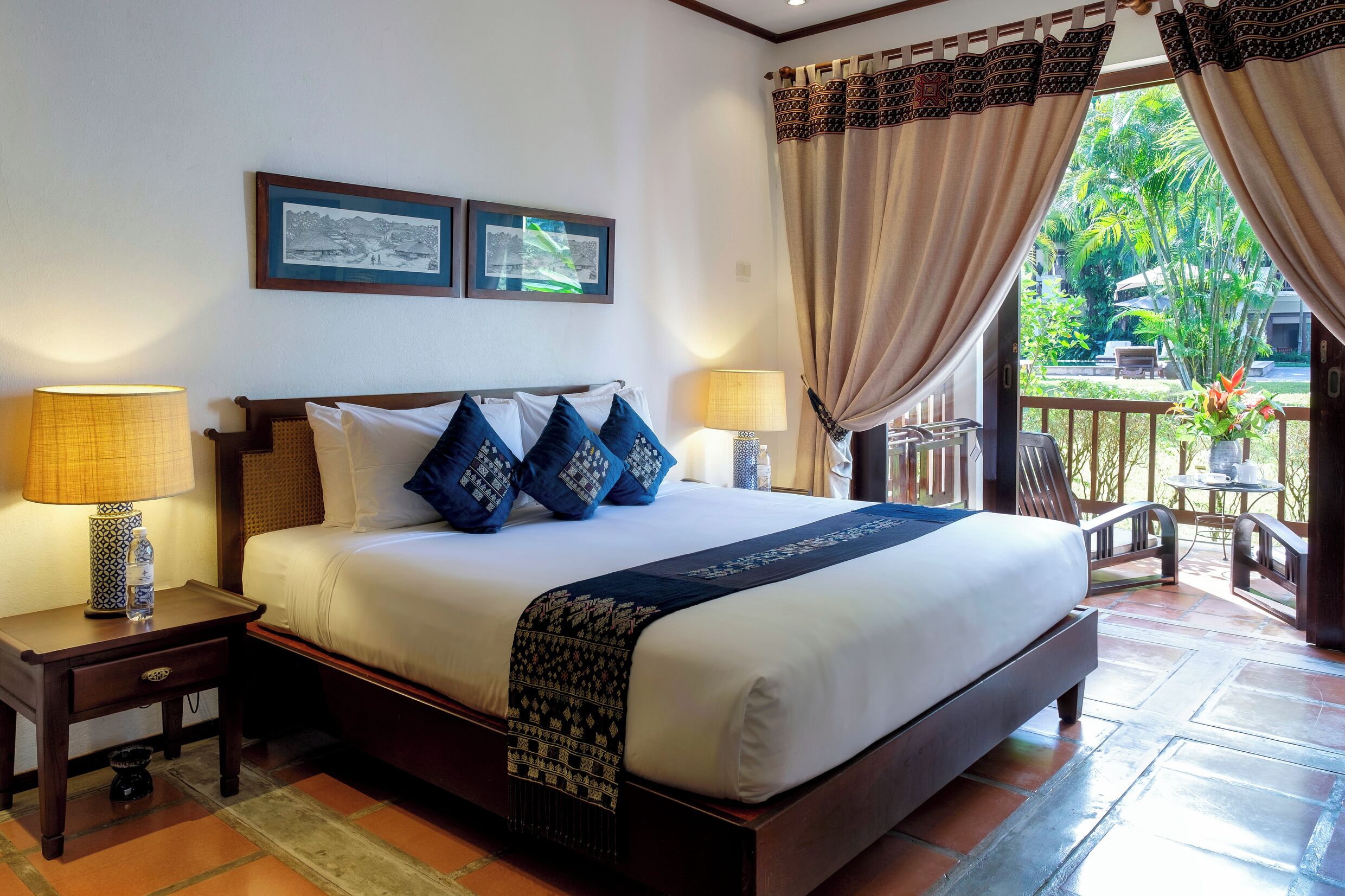 deluxe suite, 1 king bed, river view | minibar, in-room safe, desk, free cots/infant beds