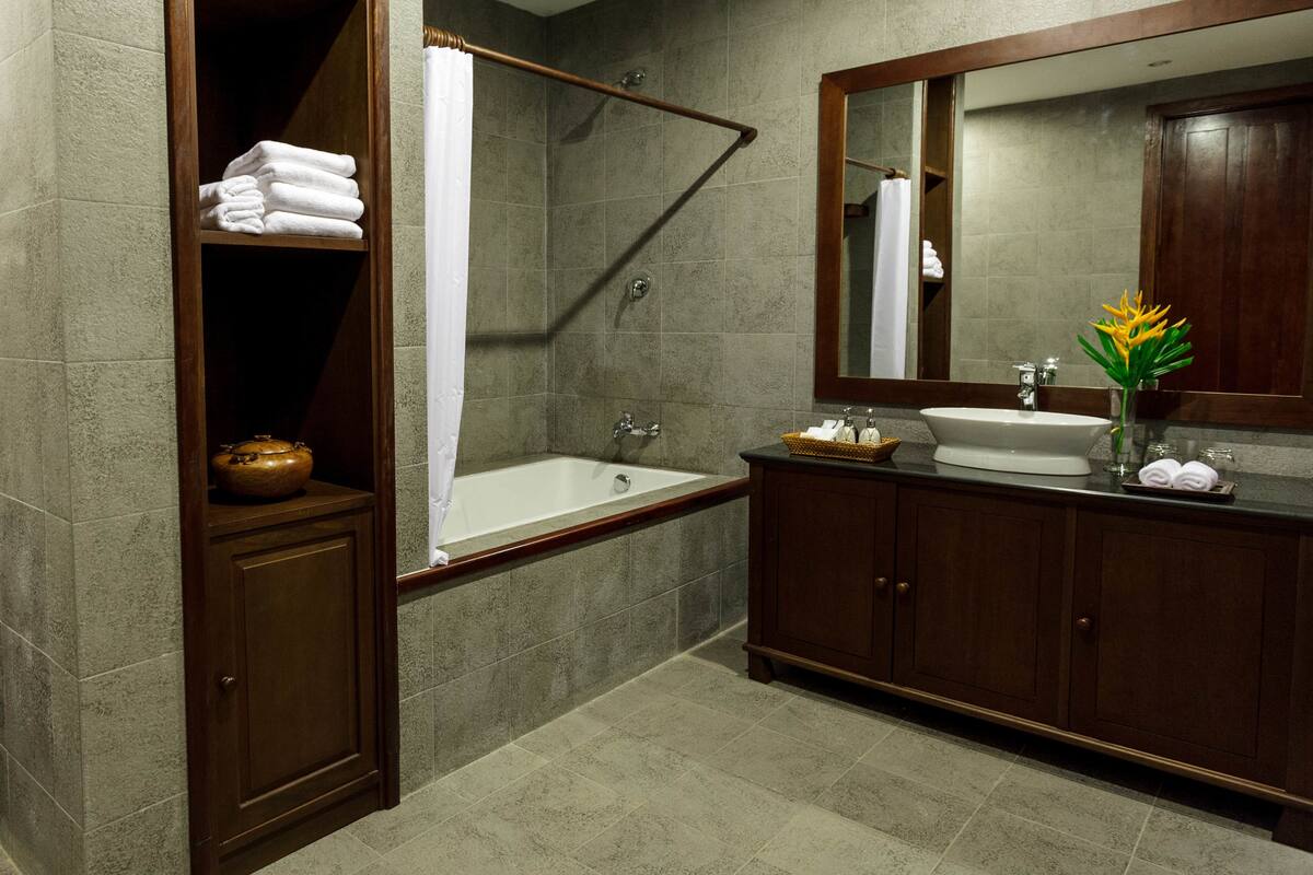 deluxe suite, 1 king bed, river view | bathroom | hair dryer, bathrobes, slippers, towels