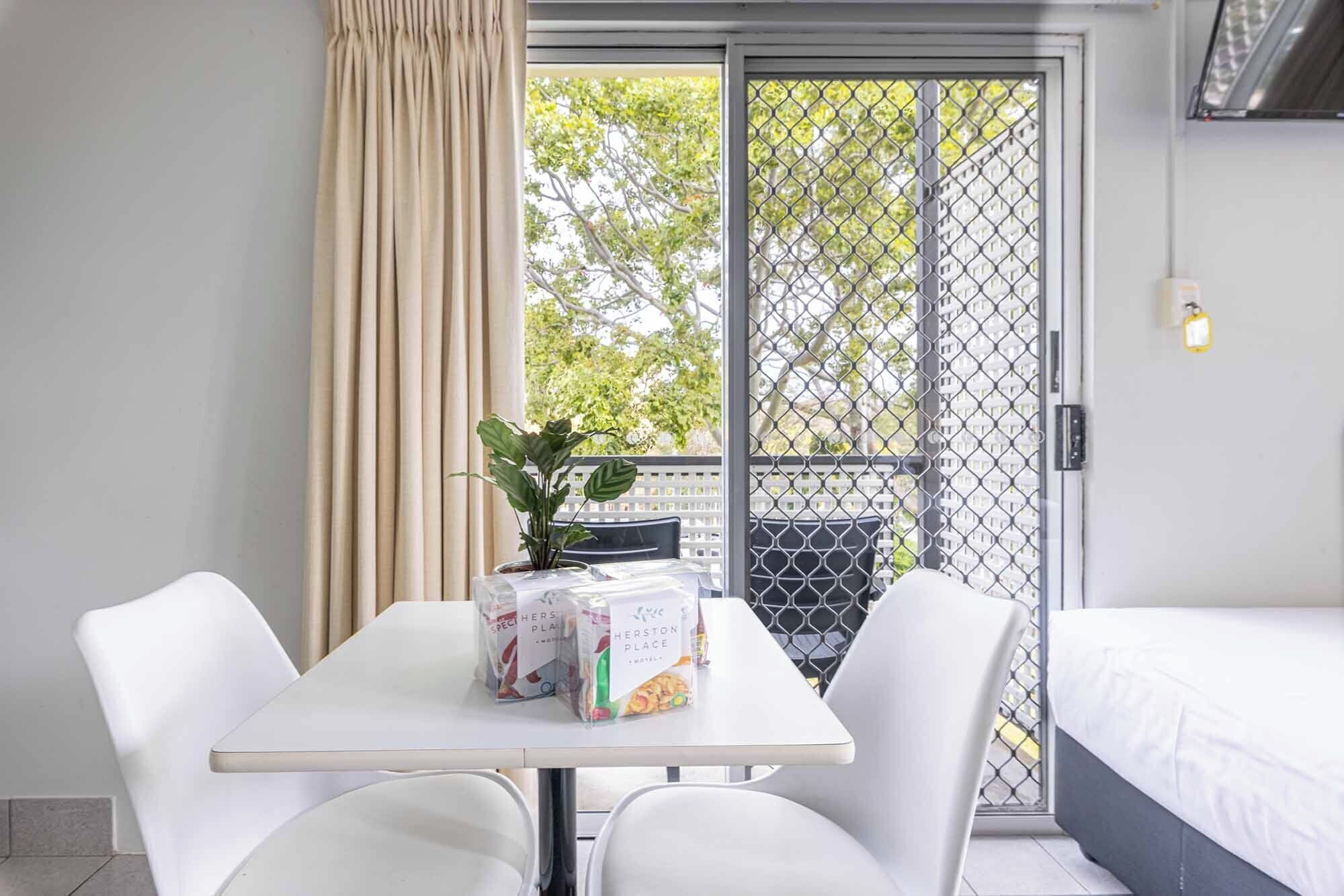 Dagelijks continentaal ontbijt (AUD 10 per persoon)