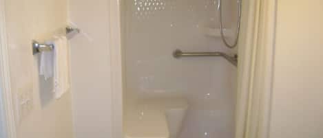 Bañera con ducha, secador de pelo, toallas