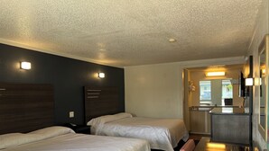 A hotel room with two beds, a desk, and a mirror. - Motel Beechmont (Cincinnati)