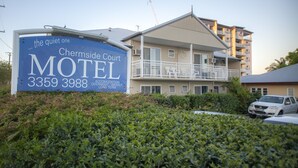 A motel sign with the name 'Chermside Court Motel' and contact numbers. - Chermside Court Motel (Chermside)