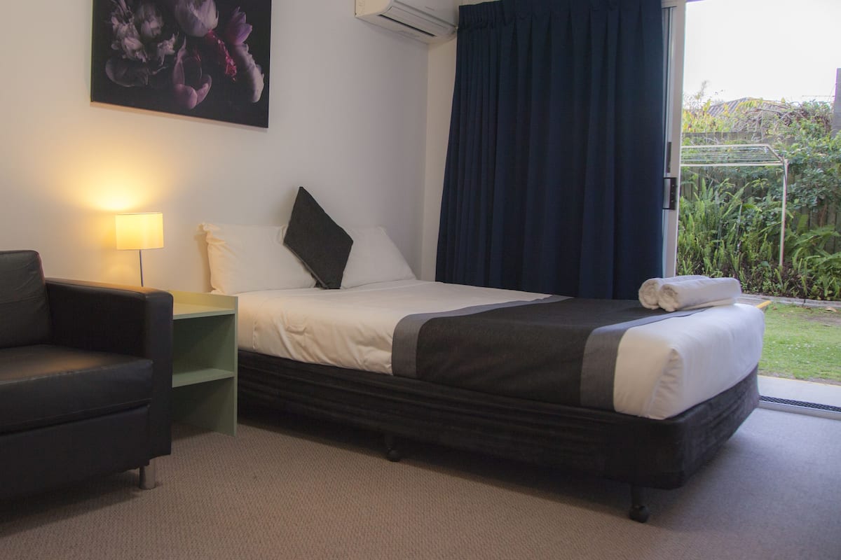 Standard Room, 1 Queen Bed