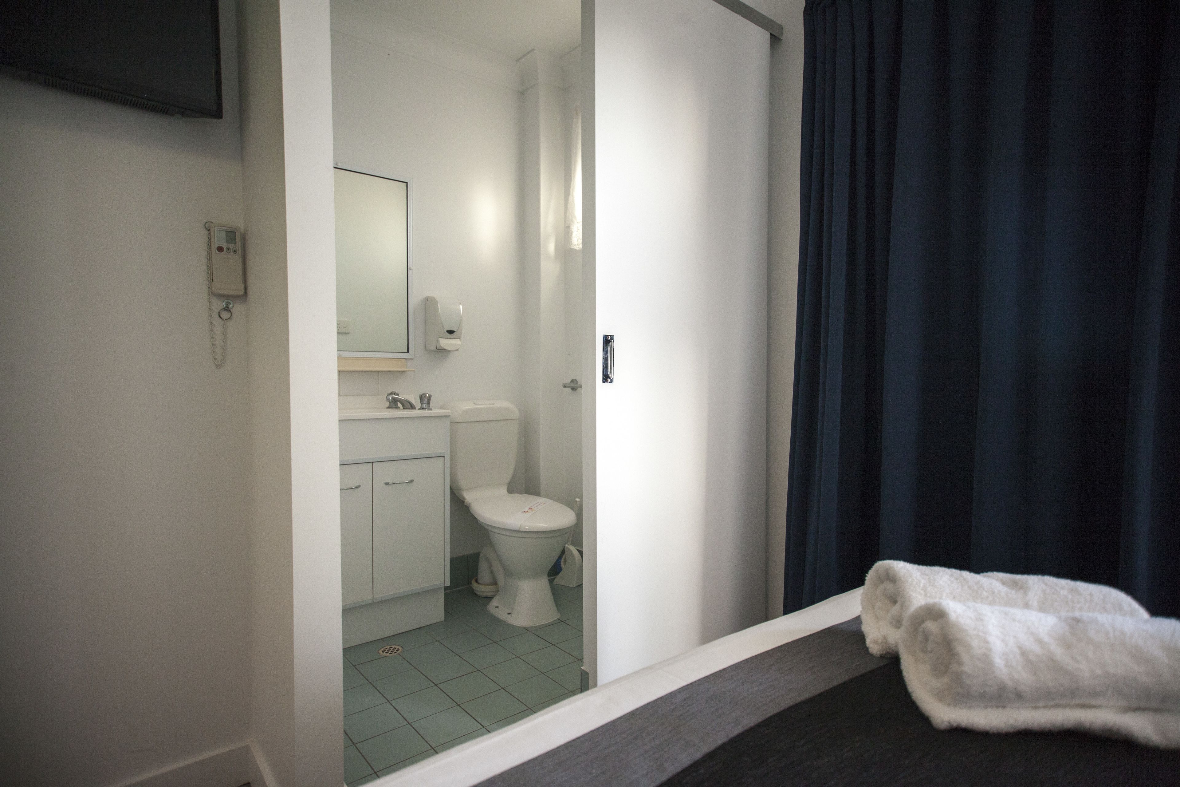 Deluxe Twin Room | Bathroom | Shower, hair dryer, towels