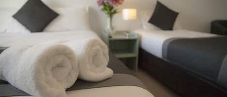 Tvåbäddsrum Deluxe | Strykjärn/strykbräda, gratis wi-fi och sängkläder