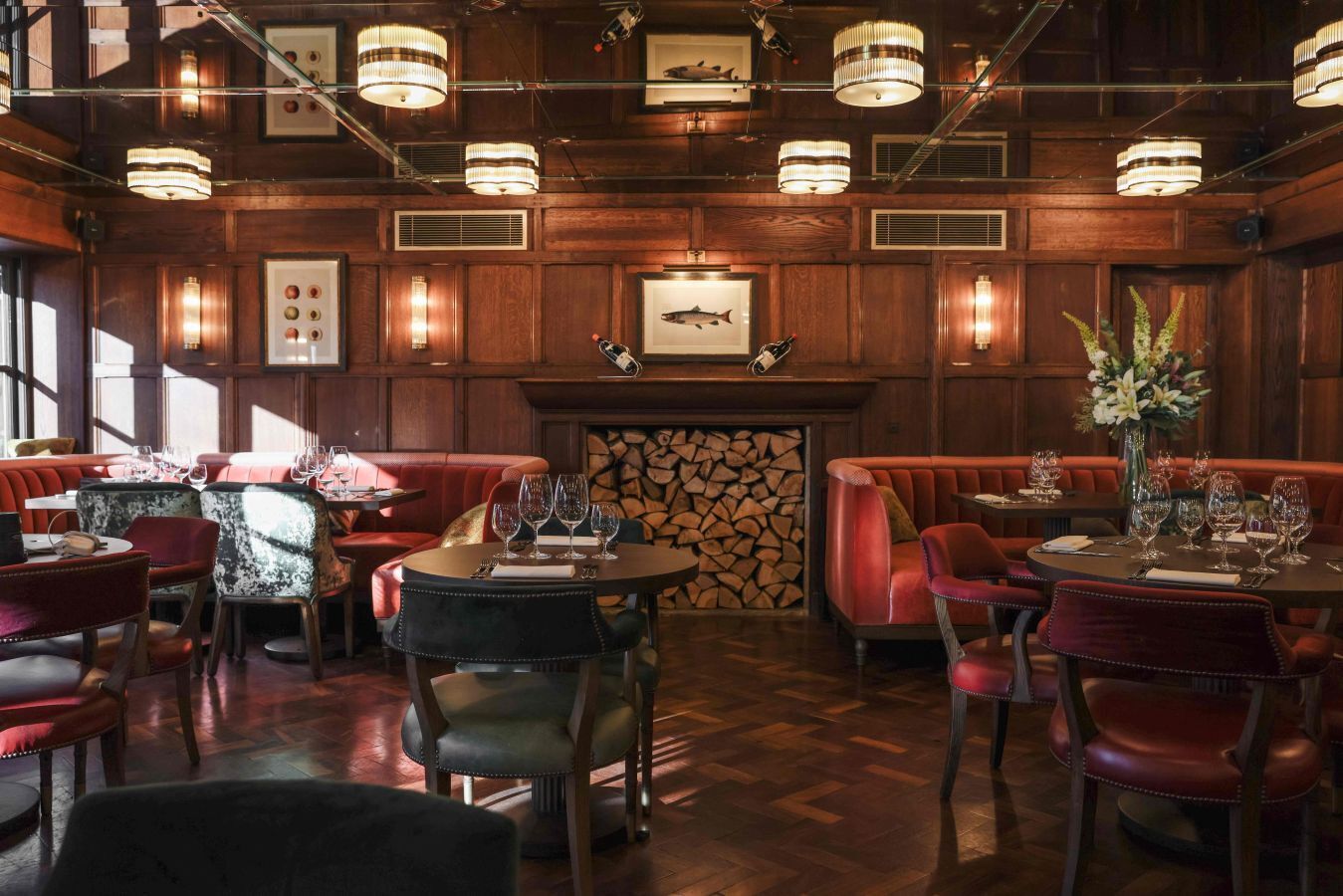 2 restaurants, breakfast, lunch, dinner served; British cuisine