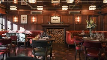 2 restaurantes, café da manhã, culinária britânica