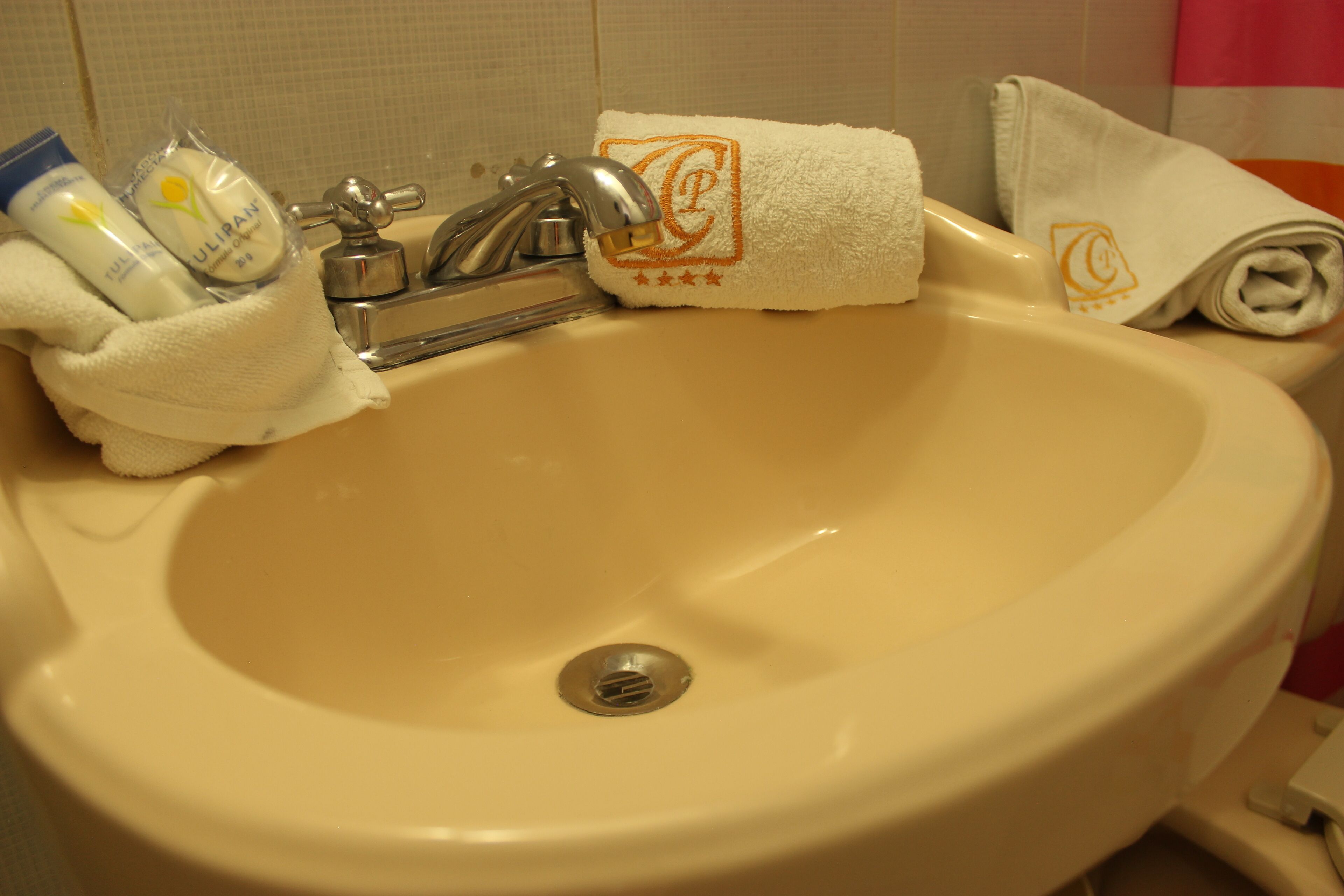 basic room | bathroom | towels