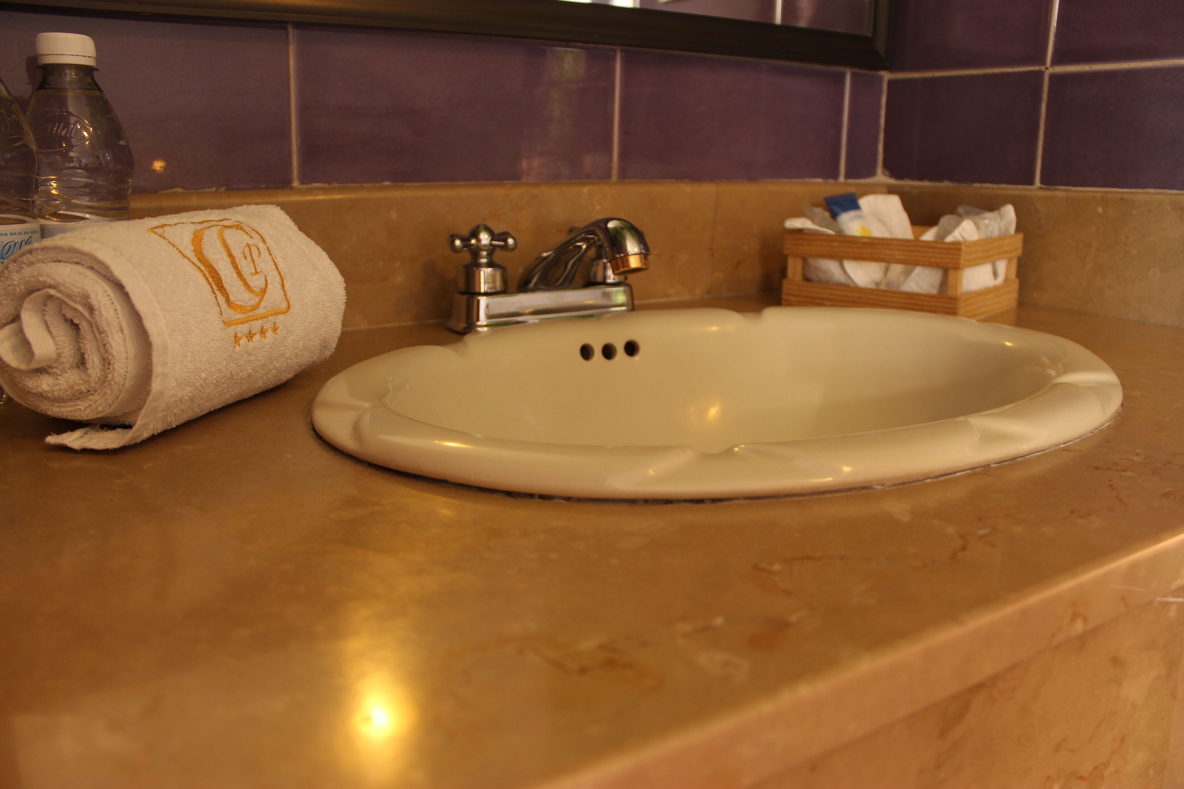 basic twin room | bathroom | towels