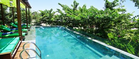 Piscina externa, guarda-sóis