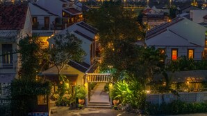 Zona residencial con casas, un camino y una bicicleta.