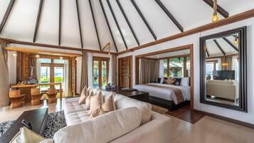 Three Bedroom Royal Suite | Área de sala de estar | Televisión de pantalla plana de 42 pulgadas con canales vía satélite