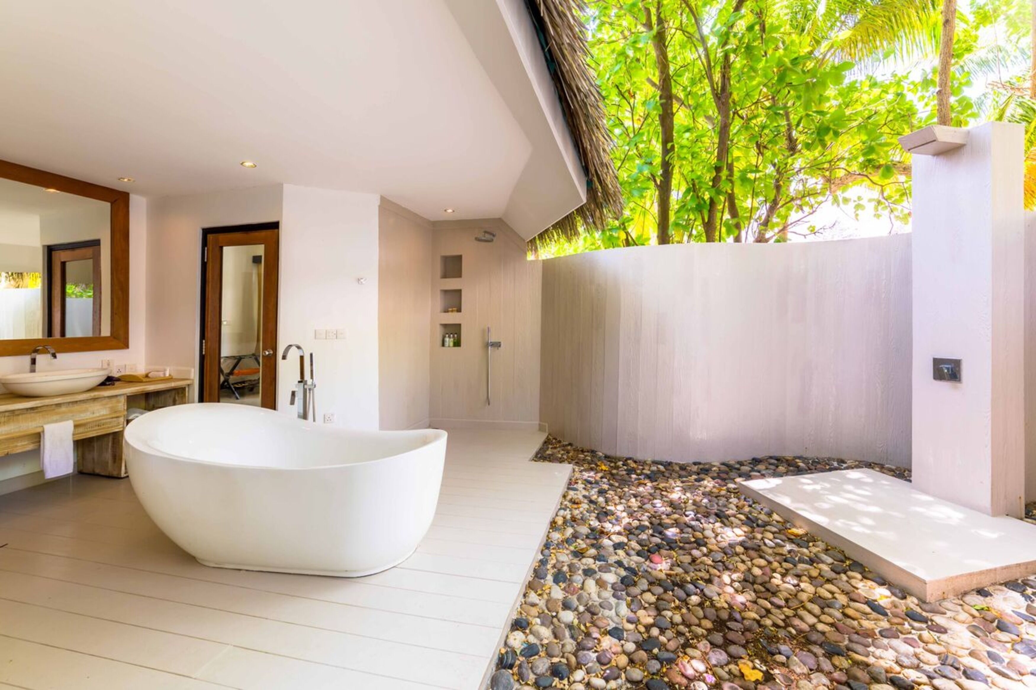 Beach Villa With 15% Off Food & Beverage (excluding in-room dining) | Kylpyhuone | Sadesuihkupää, ilmaiset hygieniatuotteet, hiustenkuivaaja, kylpytakit