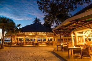 2 restaurants, spécialités Cuisine internationale