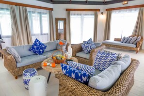 Suíte | Área de estar | TV de tela plana 42 polegadas com canais via satélite, TV