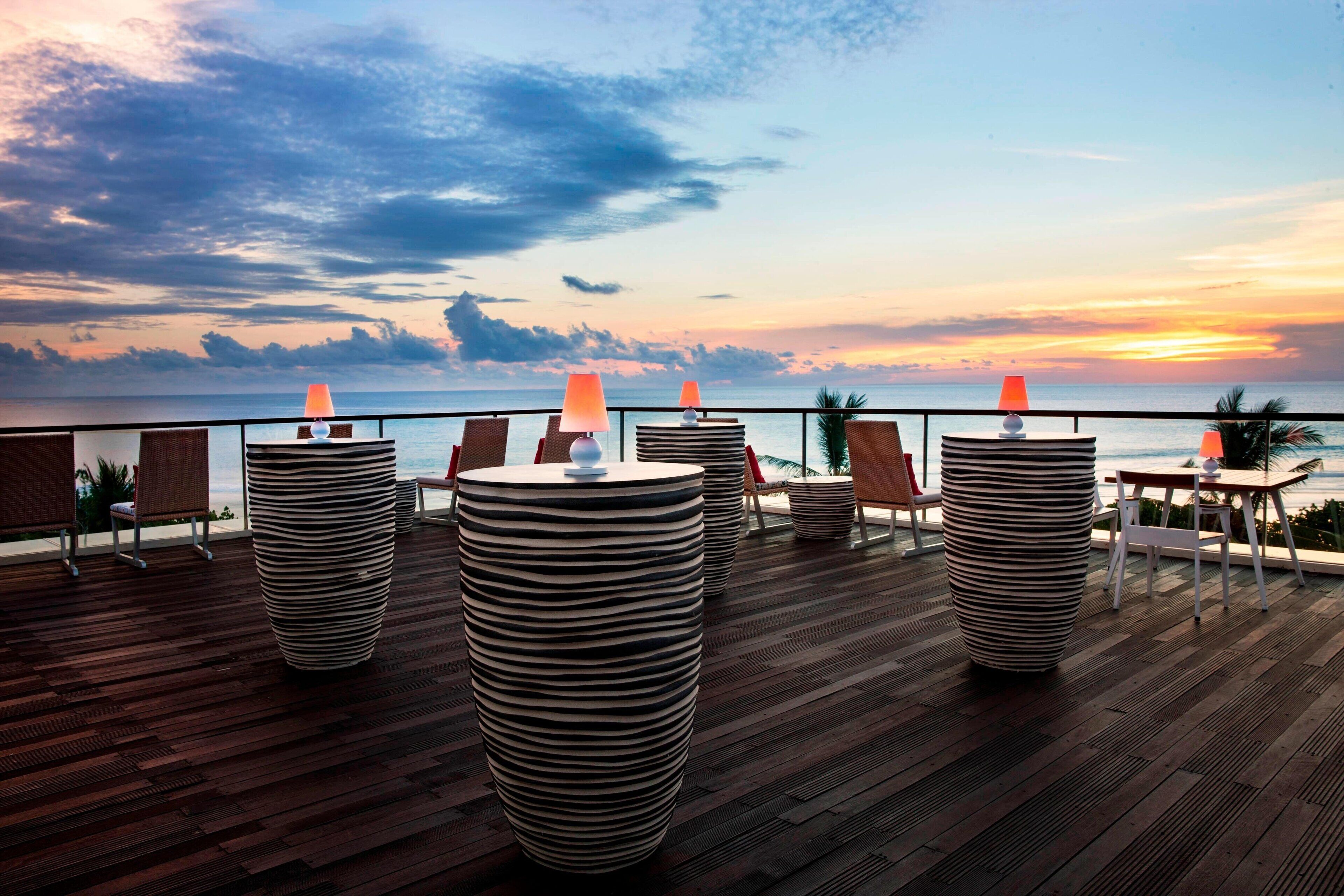 2 restaurantes, se sirven desayunos, comidas, cenas y cocina italiana