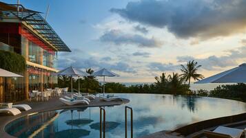 2 hồ bơi ngoài trời, dù/ô trên bãi biển/hồ bơi, ghế dài tắm nắng