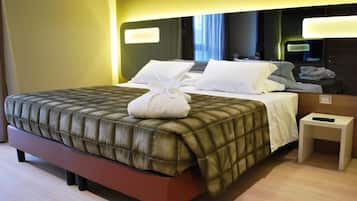 ミニバー、セーフティボックス (室内)、デスク、遮光カーテン