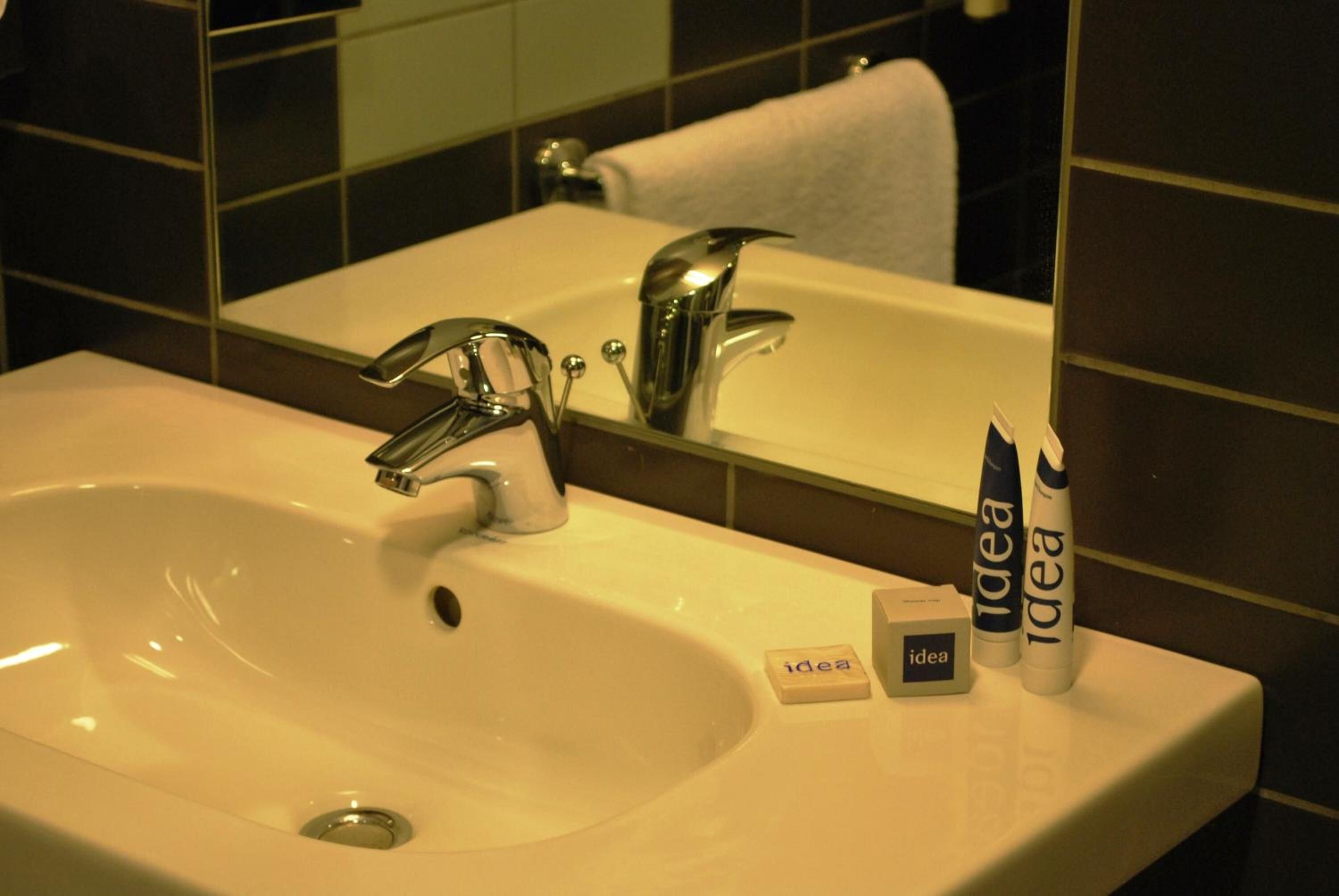 shower, free toiletries, hair dryer, bidet